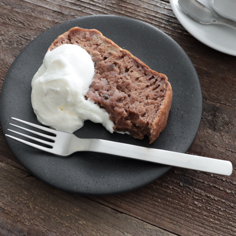 ピカード＆ヴィールプッツ ラヴィータ マット ケーキフォークをケーキに添えたティータイム