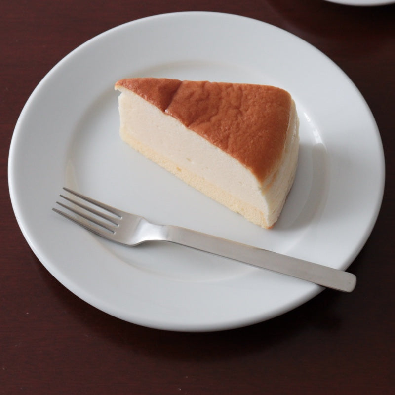 ピカード＆ヴィールプッツ ラヴィータ マット ケーキフォークをチーズケーキに添えた食卓