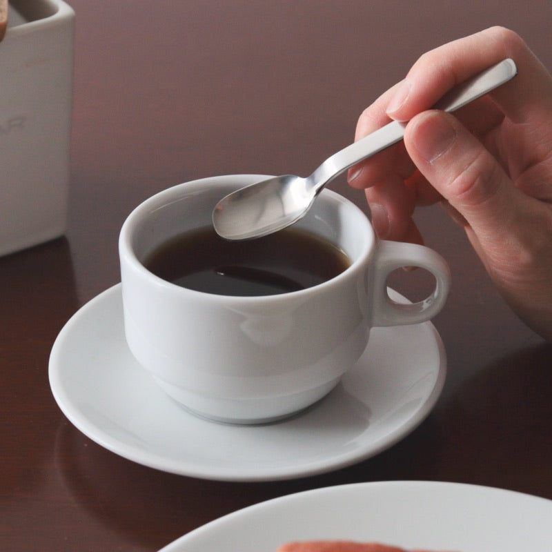 ピカード＆ヴィールプッツ ラヴィータ マット モカスプーンをコーヒーに合わせた手元