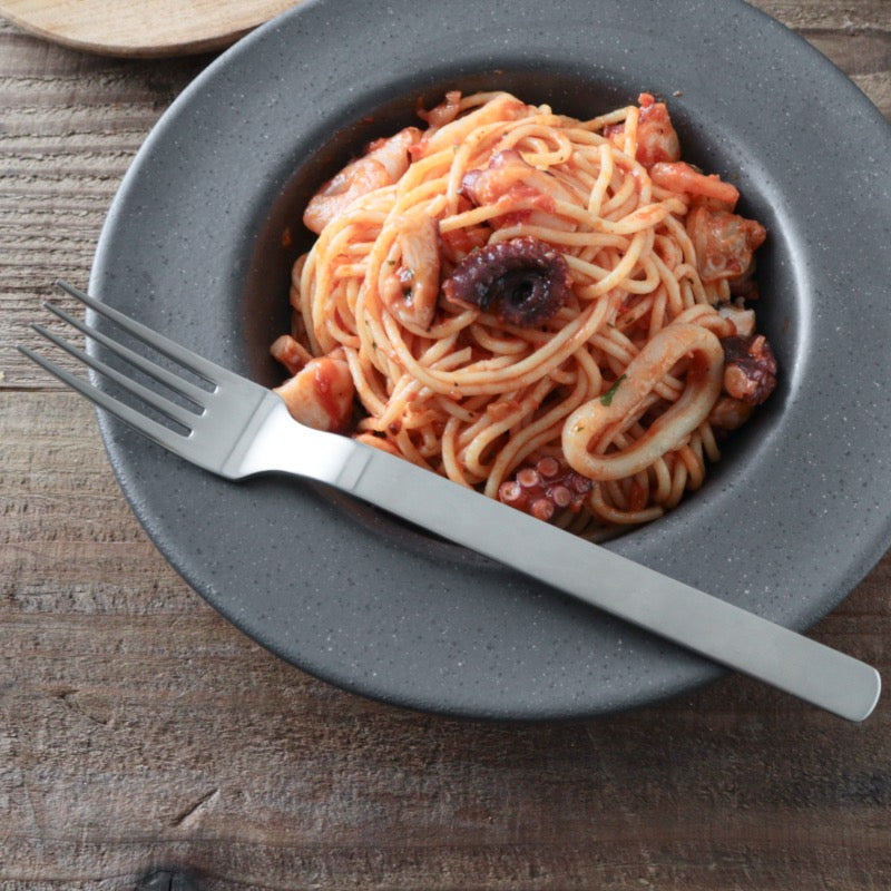 ピカード＆ヴィールプッツ ラヴィータ マット テーブルフォークをパスタに添えた食卓