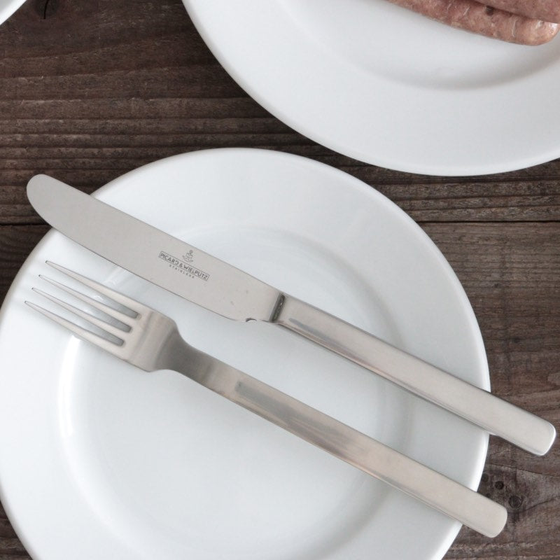 ピカード＆ヴィールプッツ ラヴィータ マット テーブルナイフとテーブルフォークを食卓に合わせた使用イメージ