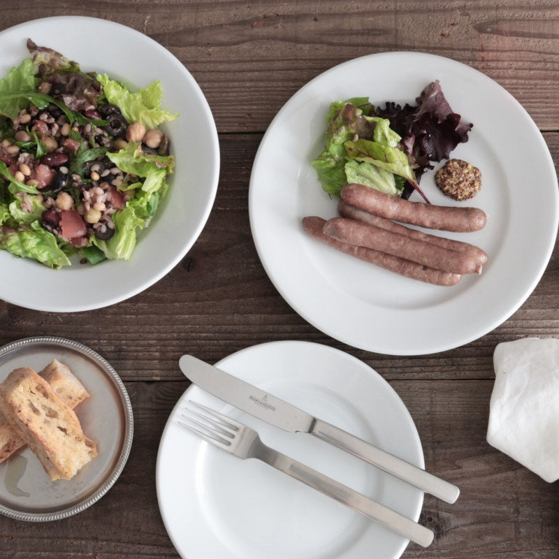 ピカード＆ヴィールプッツ ラヴィータ マット テーブルナイフと白いプレートのコーディネート