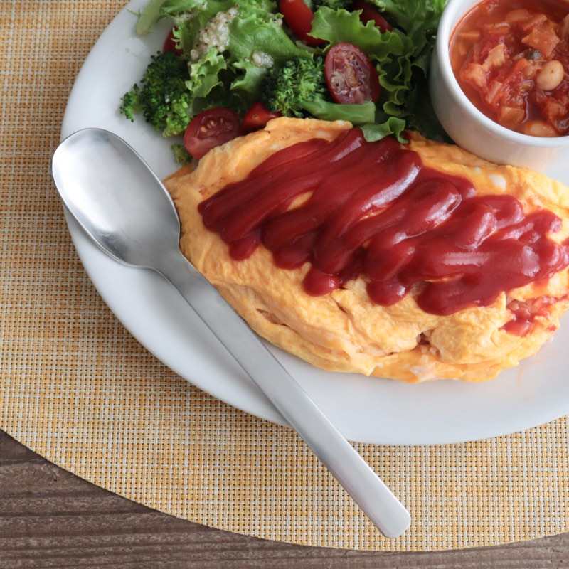 ピカード＆ヴィールプッツ ラヴィータ マット テーブルスプーンをオムライスに添えた食卓