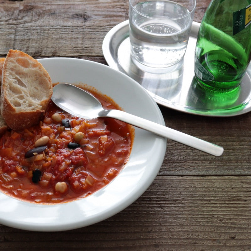 ピカード＆ヴィールプッツ ラヴィータ マット テーブルスプーンをスープに添えた食卓