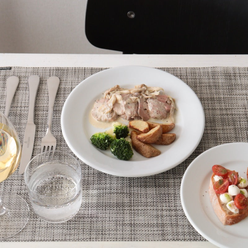 ポルバサル イサバ フラットプレート23を使ったメイン料理の食卓