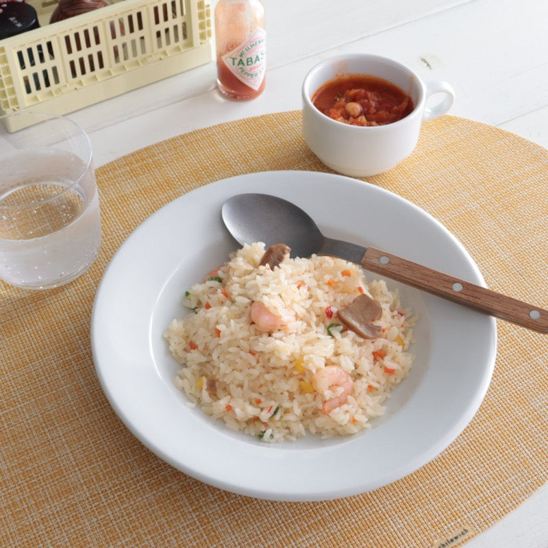 ポルバサル イサバ パスタプレートにピラフを盛り付けたランチの食卓
