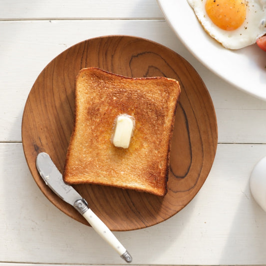 日曜雑貨 SUNDAY SUPPLIES 木製プレート ディープ Mにトーストをのせた使用イメージ