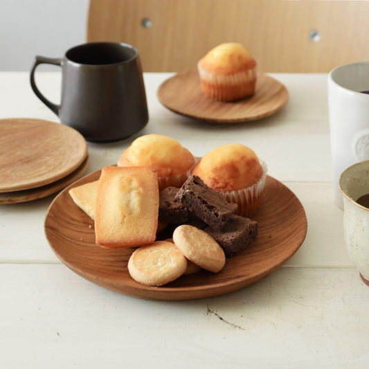 日曜雑貨 SUNDAY SUPPLIES 木製プレート ディープ Mに焼き菓子をのせた使用イメージ