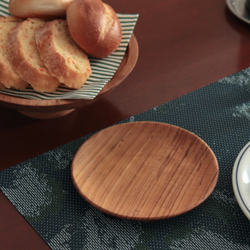 日曜雑貨の木製ラウンドプレートをパンの取皿として使用。