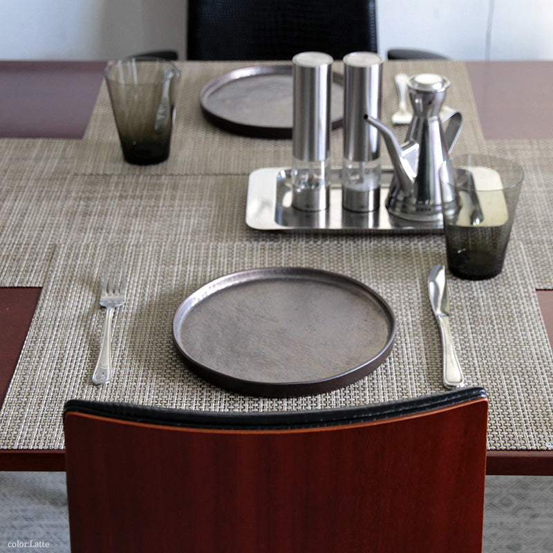 チルウィッチバスケットウィーブ Latteを使ったシンプルモダンなテーブルコーディネート