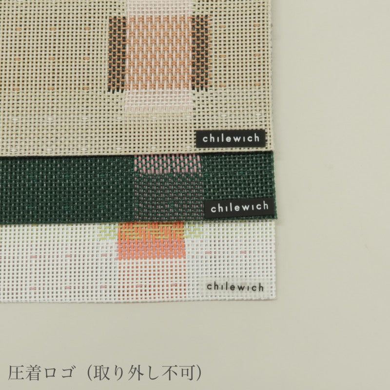 チルウィッチ サンプラー ランチョンマットの色見本（ウィート、ファー、マルチの3色）と「chilewich」の圧着ロゴが写っているクロースアップ写真。