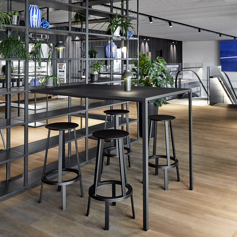 人が集まるハイスツール(バースツール)HAY REVOLVER BAR STOOL HIGH